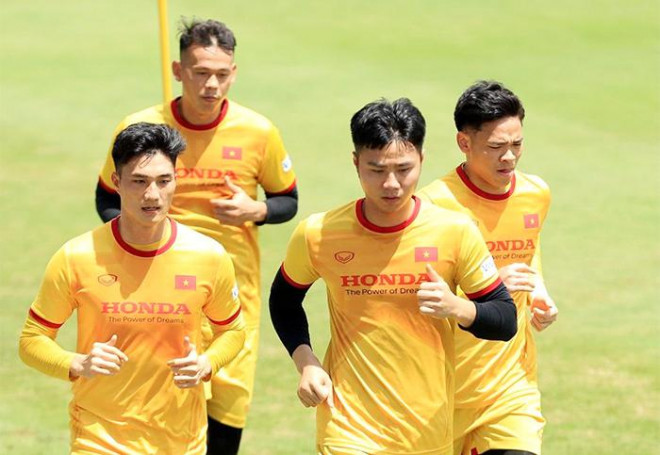 Nguyên Mạnh (bìa phải) đang có phong độ ổn định. Ảnh: VFF