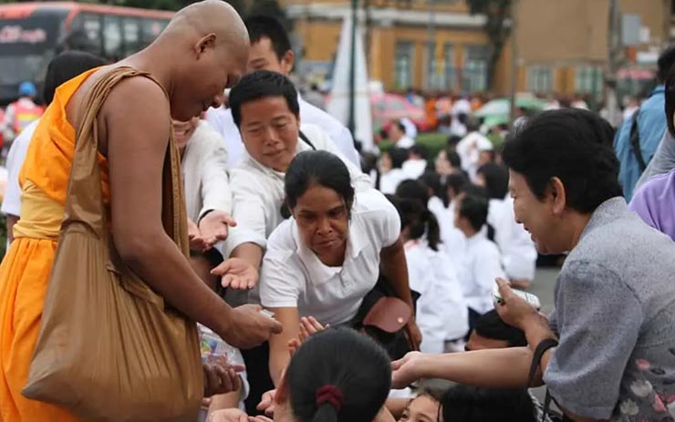 1. Ở Thái Lan, người ta xem đầu là bộ phận sạch sẽ và thiêng liêng nhất trên cơ thể người. Vì thế, bạn không nên chạm vào đầu của bất kỳ ai hoặc cố gắng đội thứ gì đó, kể cả mũ lên đầu người Thái.

