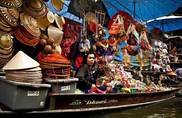 12. Mặc dù mặc cả là một phần trong văn hóa của người Thái nhưng đừng bao giờ mặc cả quá thấp vì một số người có thể cảm thấy bị xúc phạm.&nbsp;
