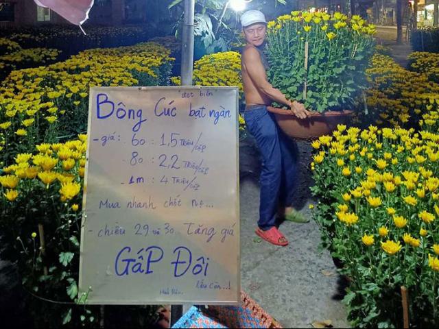 Thị trường - Tiêu dùng - Anh bán rau "khùng" nhất Việt Nam lấn sân bán hoa Tết, tấm biển lạ lùng "gây bão" MXH