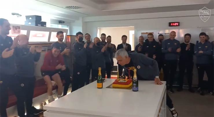 Mourinho được các học trò tổ chức tiệc sinh nhật có bánh kem & rượu