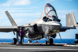 Thế giới - Tiết lộ vụ tiêm kích tàng hình tối tân Mỹ lao vào tàu sân bay ở Biển Đông 