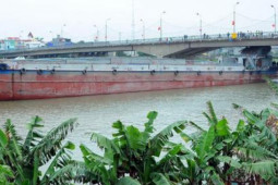 Tin tức trong ngày - Sà lan chở xi măng tông nứt gầm cầu Thái Bình