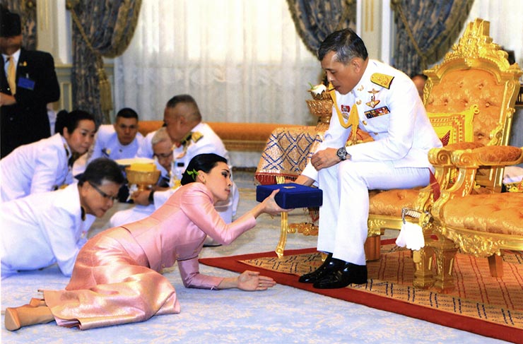 3. Nhà vua vẫn là người được tôn trọng nhất ở Thái Lan. Đó là lý do tại sao tốt nhất bạn không nên chỉ trích Hoàng gia khi đi cùng người dân địa phương. Thậm chí bạn có thể đi tù vì điều này.

Ngoài ra, không được xem thường các bức ảnh của Hoàng gia, cũng như không được dẫm lên bất kỳ đồng xu hay tờ tiền nào vì có chân dung của Nhà vua được khắc trên đó.
