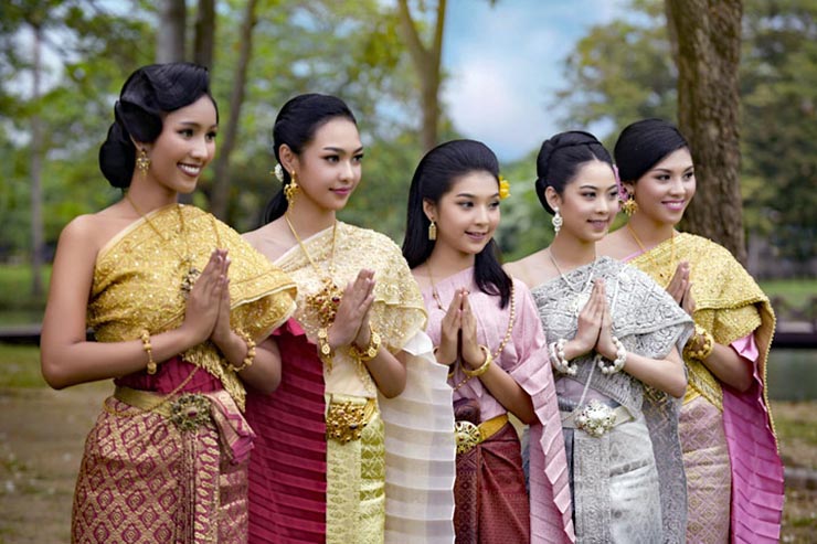 5. Bắt tay không phải là truyền thống của người Thái. Người Thái chào mọi người bằng cách đặt 2 lòng bàn tay vào nhau, tương tự như khi chúng ta cầu nguyện.&nbsp;
