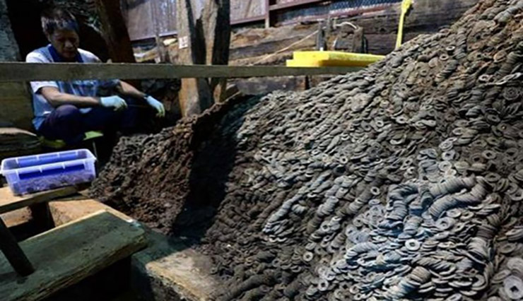 Sau 2 ngày làm việc, đội khảo cổ dã khai quật được 2 - 3 tấn tiền cổ, tiền trong hầm được xâu thành chuôi, phân loại rõ ràng.
