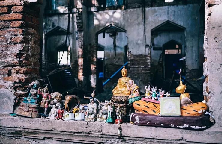 9. Những bức tranh và tượng Phật là món quà lưu niệm tuyệt vời cho những người thân yêu nhưng điều mà hầu hết khách du lịch không biết là việc mang chúng ra khỏi đất nước sẽ bất hợp pháp.&nbsp;Nếu bạn muốn làm điều này, bạn cần phải xin giấy phép đặc biệt.&nbsp;Trong trường hợp an ninh sân bay nhìn thấy tượng Phật không có giấy phép, bạn có thể phải trả một khoản tiền phạt rất nặng.
