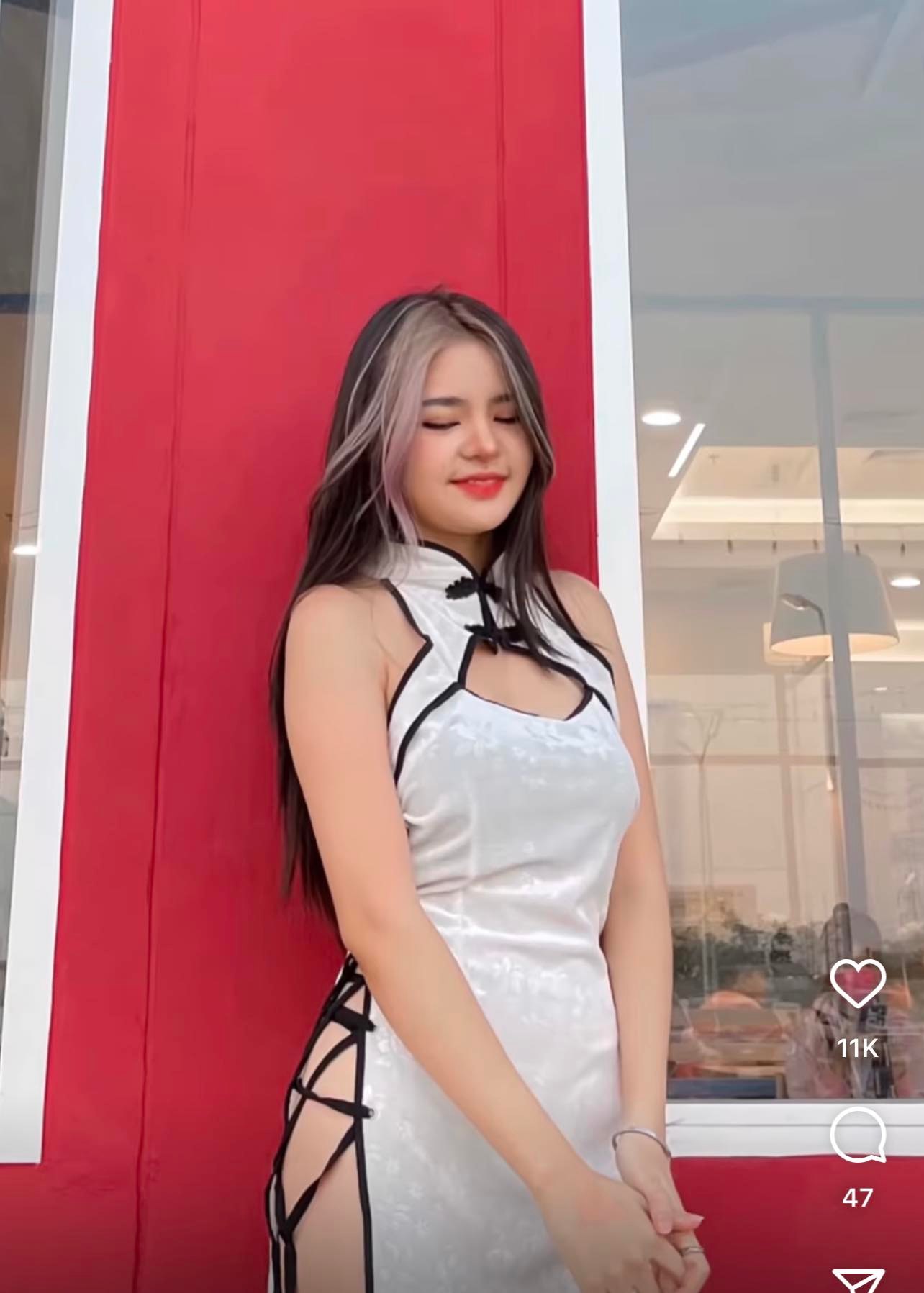 Những chiếc dây đan hông như buộc dây giày&nbsp;để lộ cơ thể người mặc phản cảm. Từ một thiết kế kín đáo, tôn hình thể người mặc tinh tế, chiếc áo sườn xám này bỗng chốc trở thành món đồ khoe thân quá mức.