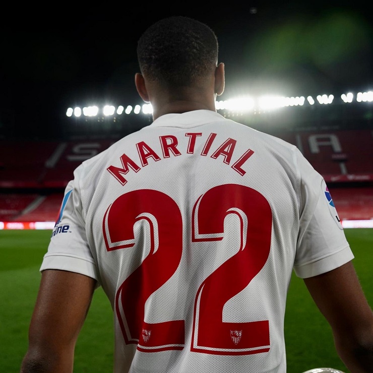 Sevilla chính thức ra mắt Martial, SAO MU gửi lời chúc ý nghĩa - 5