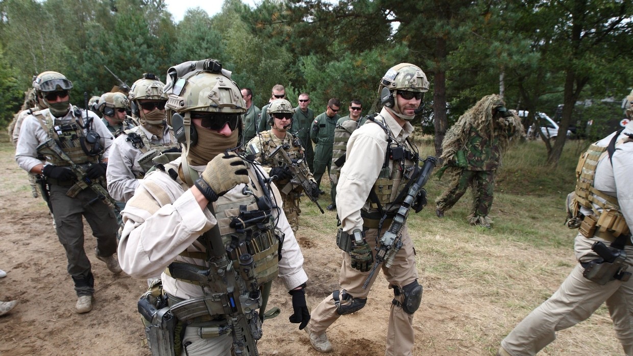 Các binh sĩ NATO.