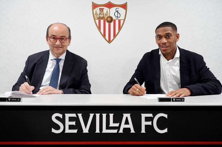 Sevilla chính thức ra mắt Martial, SAO MU gửi lời chúc ý nghĩa - 6