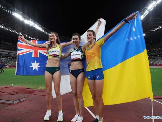 Từ trái sang: Các vận động viên Nicola McDermott (Úc), Mariya Lasitskene (Ủy ban Olympic Nga) và Yaroslava Mahuchikh (Ukraine) ăn mừng sau trận chung kết nhảy cao nữ tại Olympic Tokyo