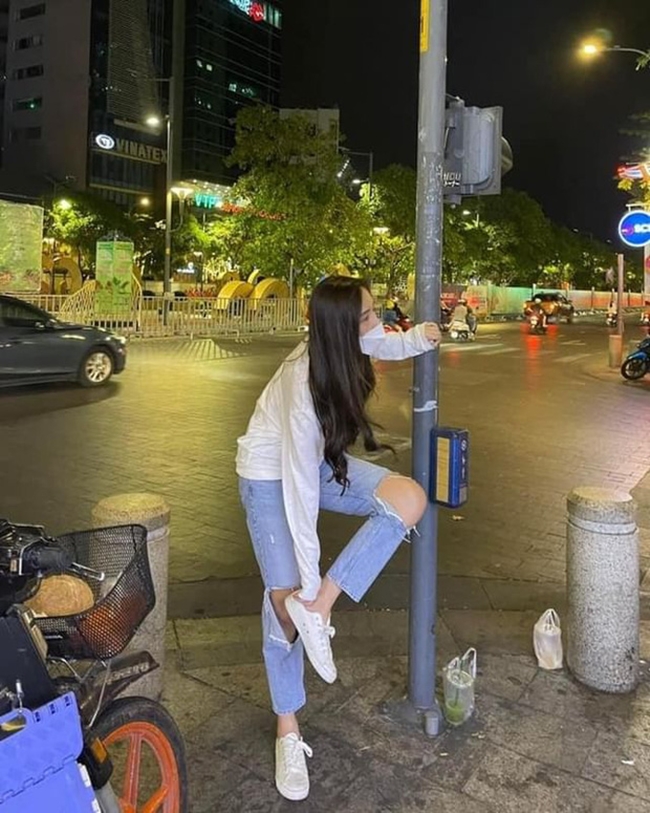 Hoa hậu Mai Phương Thúy thích thú đăng bức ảnh khó hiểu tự "dìm hàng" chính mình dù ra phố check-in. Bị chụp lén, lại đeo khẩu trang nhưng nhan sắc người đẹp 8X không hề bị lù mờ.
