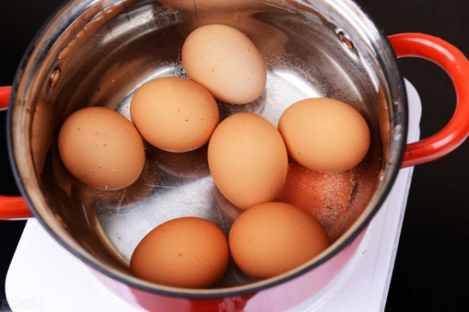 Luộc trứng quá đơn giản, thêm 1 miếng này vào nồi, tách vỏ dễ như chơi - 3