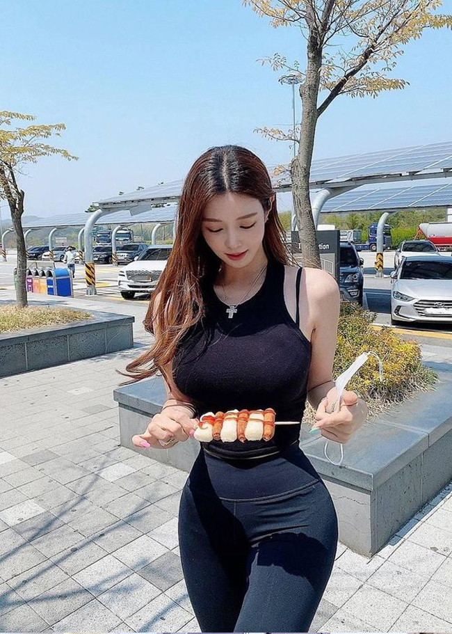Ngay cả quần tập, quần legging&nbsp;cũng là món đồ mà phái đẹp xứ Hàn rất hiếm khi&nbsp;mặc ra ngoài đường vì đó&nbsp;chính là kiểu trang phục nhạy cảm nhất đối với người Hàn.&nbsp;
