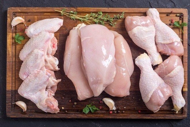Thịt gà nâu chứa nhiều chất béo và calo hơn thịt gà trắng.
