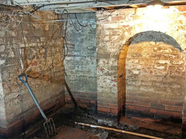 Kinh doanh - Dọn đến nhà mới, cặp vợ chồng "choáng váng" khi phát hiện bí mật không ngờ