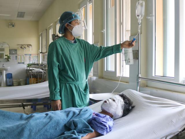 Sức khỏe đời sống - Sai lầm khi bôi dầu luyn vào vết bỏng, bé trai 11 tuổi bị nhiễm trùng nặng 