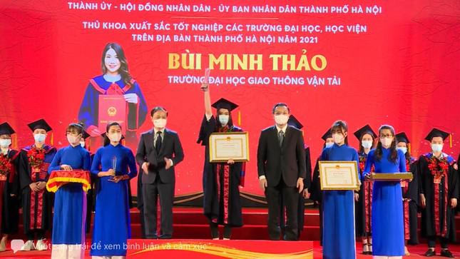 Nữ thủ khoa tốt nghiệp xuất sắc trường Giao thông được vinh danh tại Văn Miếu Quốc Tử Giám - 4