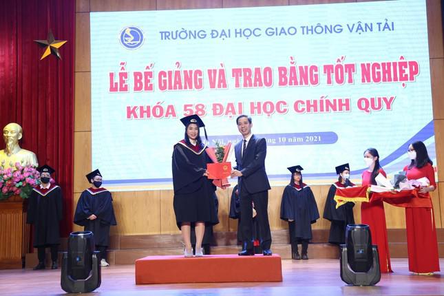 Nữ thủ khoa tốt nghiệp xuất sắc trường Giao thông được vinh danh tại Văn Miếu Quốc Tử Giám - 7