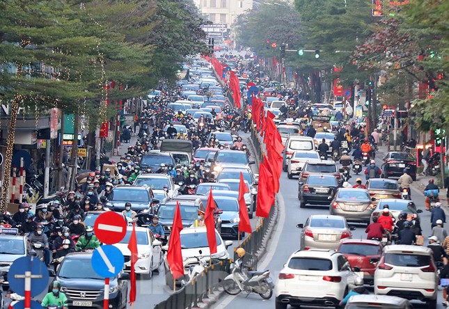 Đường phố Hà Nội bắt đầu ùn tắc kinh hoàng bất kể giờ giấc - 1