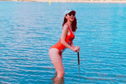 Nữ giám đốc Hà thành mang áo tắm đi chơi golf nổi nhất "sân chơi nhà giàu"