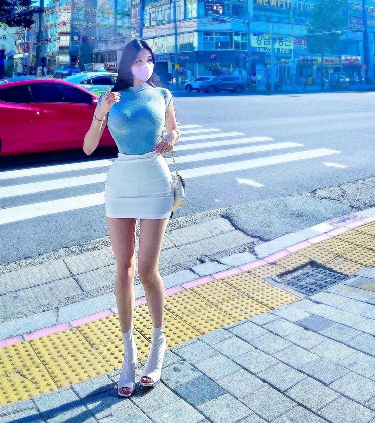 Được biết cô gái này tên là Kim Hyun Young. Hiện tại cô đang theo học ngành Dịch vụ Hàng không tại Đại học Kyungwoon. 
