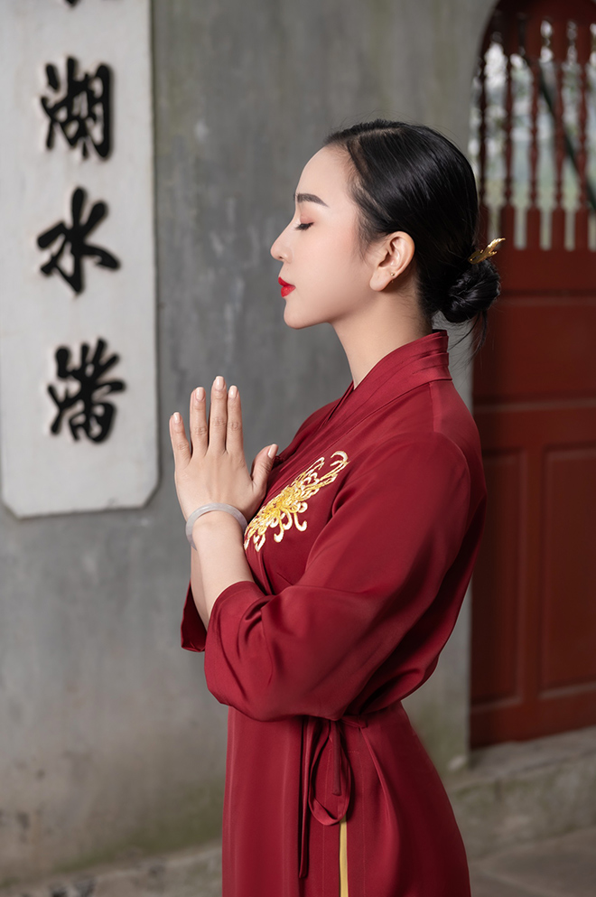 Nữ hoàng sắc đẹp Thanh Loan thanh lịch trong BST Pháp phục cao cấp Bình An của NTK Ngân Nguyễn - 4