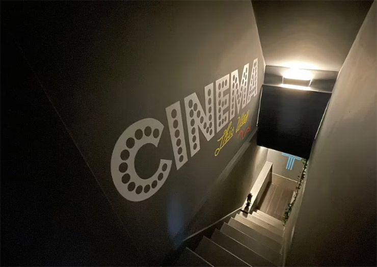 Căn hầm tối tăm ấy nay trở thành một rạp chiếu phim tại nhà, bên trong là ghế sofa, máy chiếu và thậm chí là một quầy bar tự phục vụ
