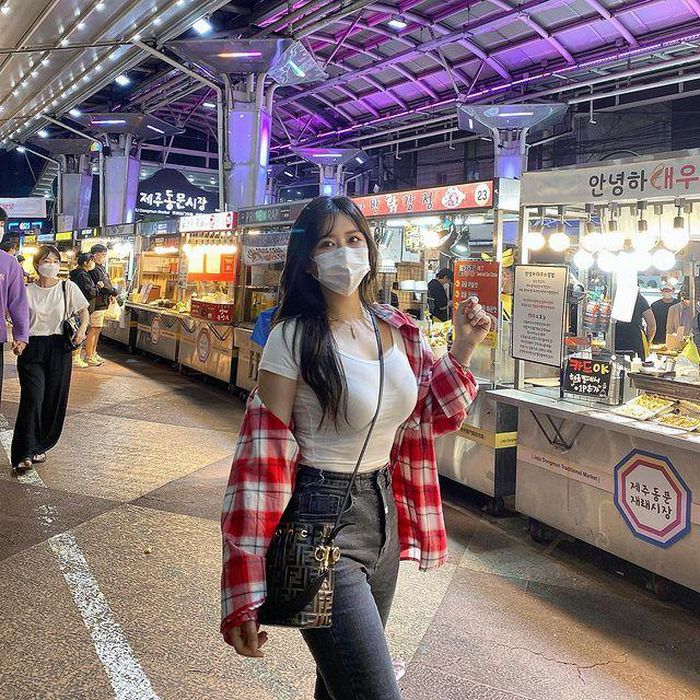 Nữ thợ xăm có nhan sắc xinh như búp bê cùng gu ăn mặc nóng bỏng - 2