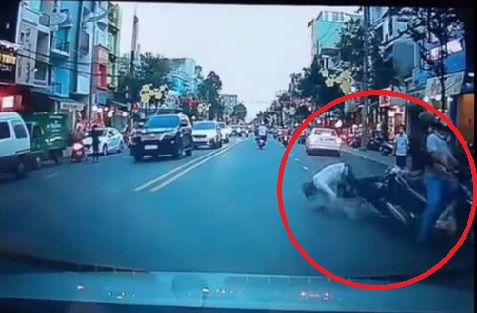 Nam tài xế cùng chiếc xe bị kéo đi trên đường sau khi bị tạt đầu.