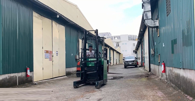Vận hành xe nâng điện đứng lái