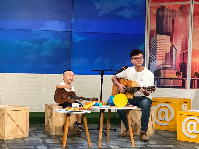 Bố Con Sâu thể hiện đoạn nhạc tự sáng tác gửi lời tri ân những người hùng bảo vệ thành phố thoát khỏi đại dịch