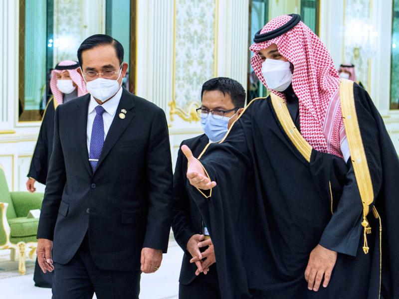 Thái tử Ả Rập Saudi Mohammed bin Salman tiếp đón Thủ tướng Thái Lan&nbsp;Prayut Chan-ocha.