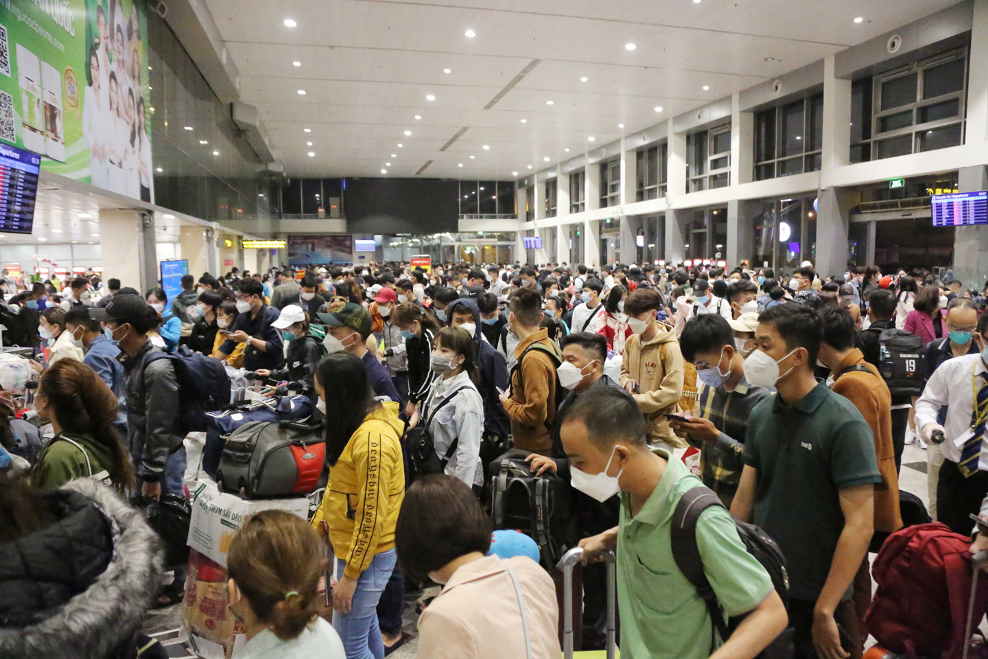 Sáng 27/1 (25 tháng Chạp), hàng nghìn người xếp hàng dài ở sân bay Tân Sơn Nhất (quận Tân Bình, TP.HCM) để làm thủ tục lên máy bay, về quê đón Tết.
