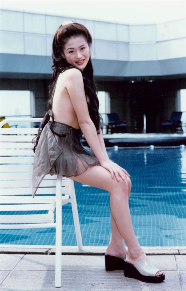 Nữ diễn viên xứ Đài được đạo diễn Vương Tinh phát hiện và mời đóng phim 18+ khi vừa 17. Tháng 10.1997, Chung Chân xuất hiện trên trang bìa tạp chí Playboy Hong Kong, thành công bước vào con đường đóng phim 18+.
