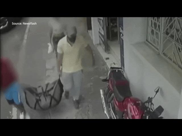 Thế giới - Video: 2 người đàn ông xách túi đem vứt ở góc phố, người đi đường hãi hùng khi mở ra