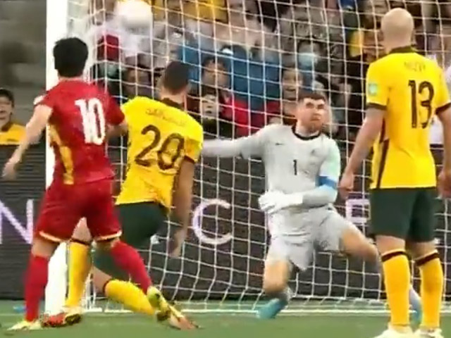 Bóng đá - Công Phượng khiến ĐT Australia "thót tim", bị cột dọc từ chối bàn thắng đẹp