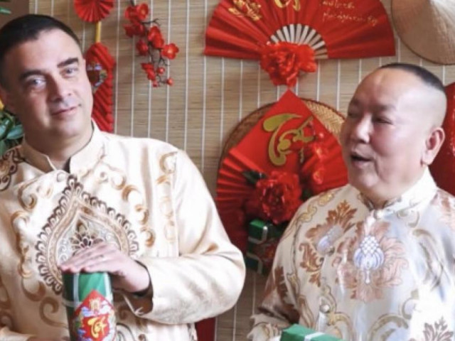 Thế giới - Đại sứ Israel hoá thân "tài xế", dạo phố phường, hát "Ngày Tết quê em"