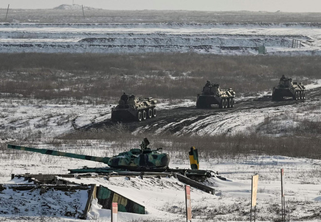 Các quân nhân Nga lái xe bọc thép trong cuộc tập trận tại khu vực Kuzminsky ở TP Rostov ngày 26-1 Ảnh: REUTERS