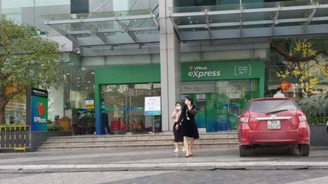 Người dân chuyển sang thanh toán không tiền mặt, ATM không còn đông đúc chen lấn như mấy năm trước. Ảnh chụp ngày 27/1