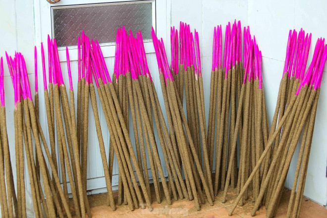 Nơi đây không chỉ sản xuất loại nhang que thông thường để thắp trên bàn thờ mỗi gia đình mà còn làm ra loại nhang khổng lồ cao tới gần 2 m, đốt 2 ngày không hết.