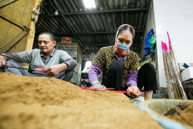 Là hộ dân chuyên sản xuất nhiều hương khổng lồ nhất của làng nghề, ông Đỗ Văn Tân (52 tuổi) chia sẻ: "Hàng năm gia đình lại sản xuất hàng nghìn que hương lớn nhỏ để phục vụ nhu cầu của người dân".