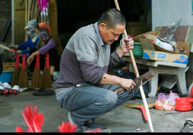 Theo ghi nhận của phóng viên báo Tiền Phong, chỉ còn ít ngày nữa là đến Tết Nguyên đán, những người dân làng nghề nơi đây đang rất hối hả sản xuất để hoàn thành những đơn hàng cuối cùng của khách.