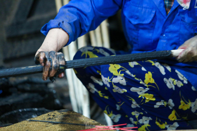 Tuy nhiên mất nhiều công sức làm nhất nhất vẫn là loại hương khổng lồ. Do khó bảo quản và mất nhiều thời gian nên gia đình ông thường để đến những ngày sát Tết mới bắt tay vào làm.