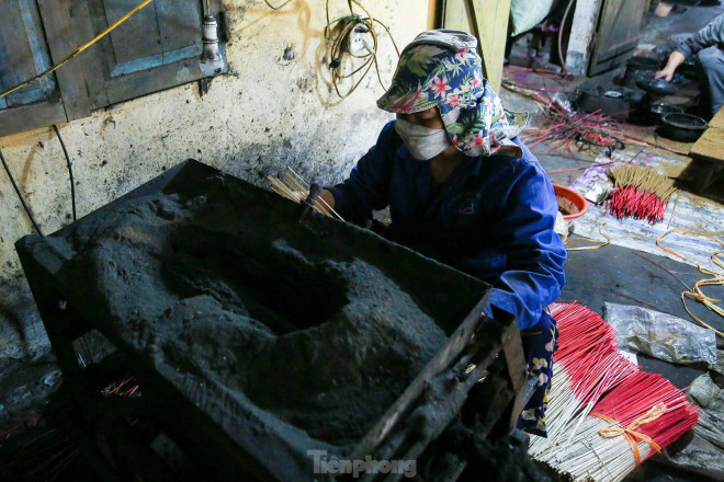 Tăm hương sẽ được vuốt qua một lớp hỗn hợp gồm nhựa trám và bột than hoa. Sau đó được lăn trên mạt gỗ để tạo hỗn hợp nguyên liệu cho dễ bắt cháy. Nhựa trám được nghiền ra, đem nấu lên, lọc rồi trộn với bột than tạo thành hỗn hợp màu đen nhánh. Sau đó sẽ được lăn cây nhang trên bột nhang để bột dính đều khắp.