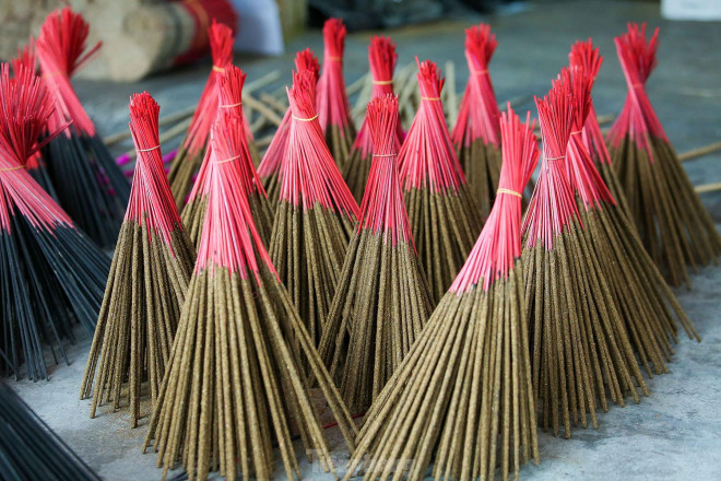 Công đoạn pha chế bột nhang rất kỳ công vì có nhiều hương liệu. Mỗi gia đình trong làng nghề sẽ có bí quyết pha chế khác nhau cho ra sản phẩm có mùi thơm, đặc trưng riêng.