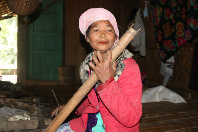 Bà Hồ Thị Chúc, bản Cáo, xã Lâm Hóa, một trong ít người Mã Liềng còn biết cách chế tác và chơi đờn ống