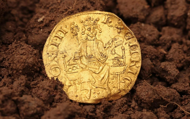 Đồng tiền vàng đầu tiên của nước Anh sau khi được tìm thấy (ảnh: telegraph)