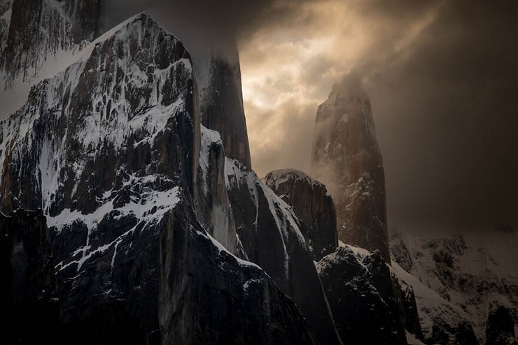 1. Những vách núi thẳng đứng ở Trango Tower (Tháp Trango) là niềm mơ ước của những người yêu thích leo núi. Chính vì lý do đó, vào năm 2019 và 2021, Tomasz Przyychodzien đã đến đây để tìm hiểu lý do.

